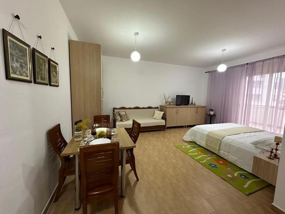 Studio Of Shpresa Vlorë Eksteriør bilde